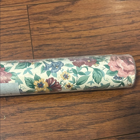 Vgt floral print wall paper. Would be cute in vintage booth! - Picture 4 of 5